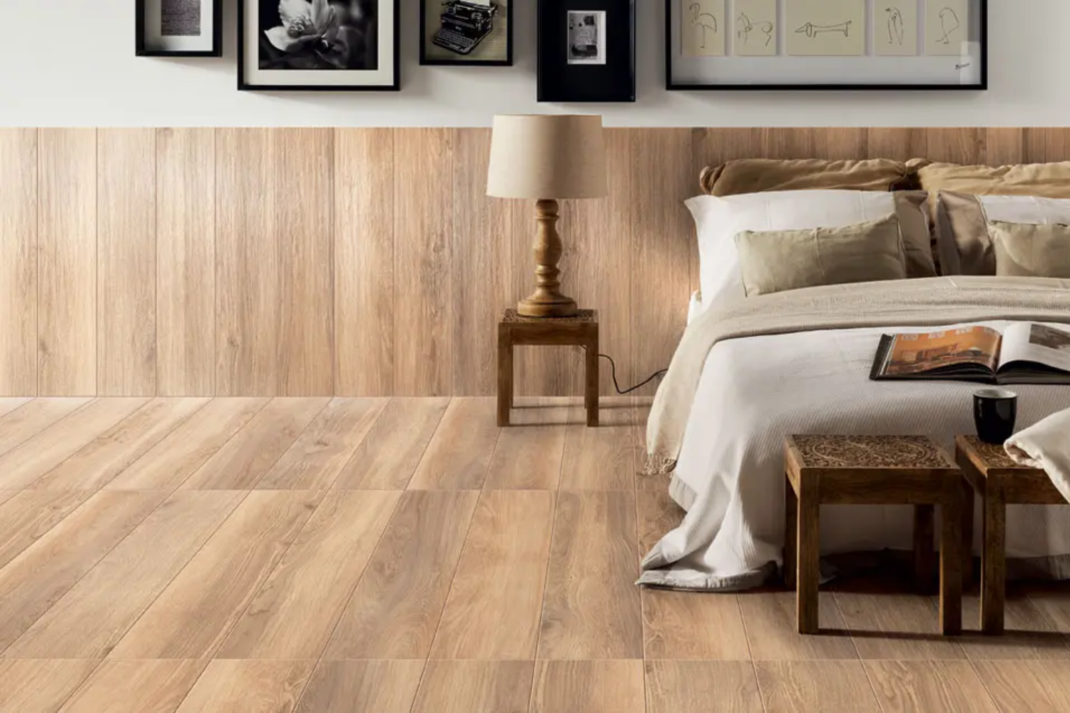 Przytulna sypialnia z płytkami imitującymi drewno